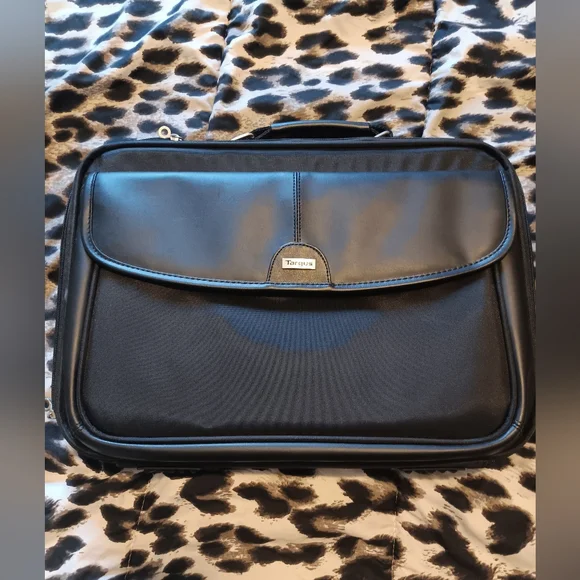 Targus Black Laptop Bag with Professional Appeal - Picture 1 of 10